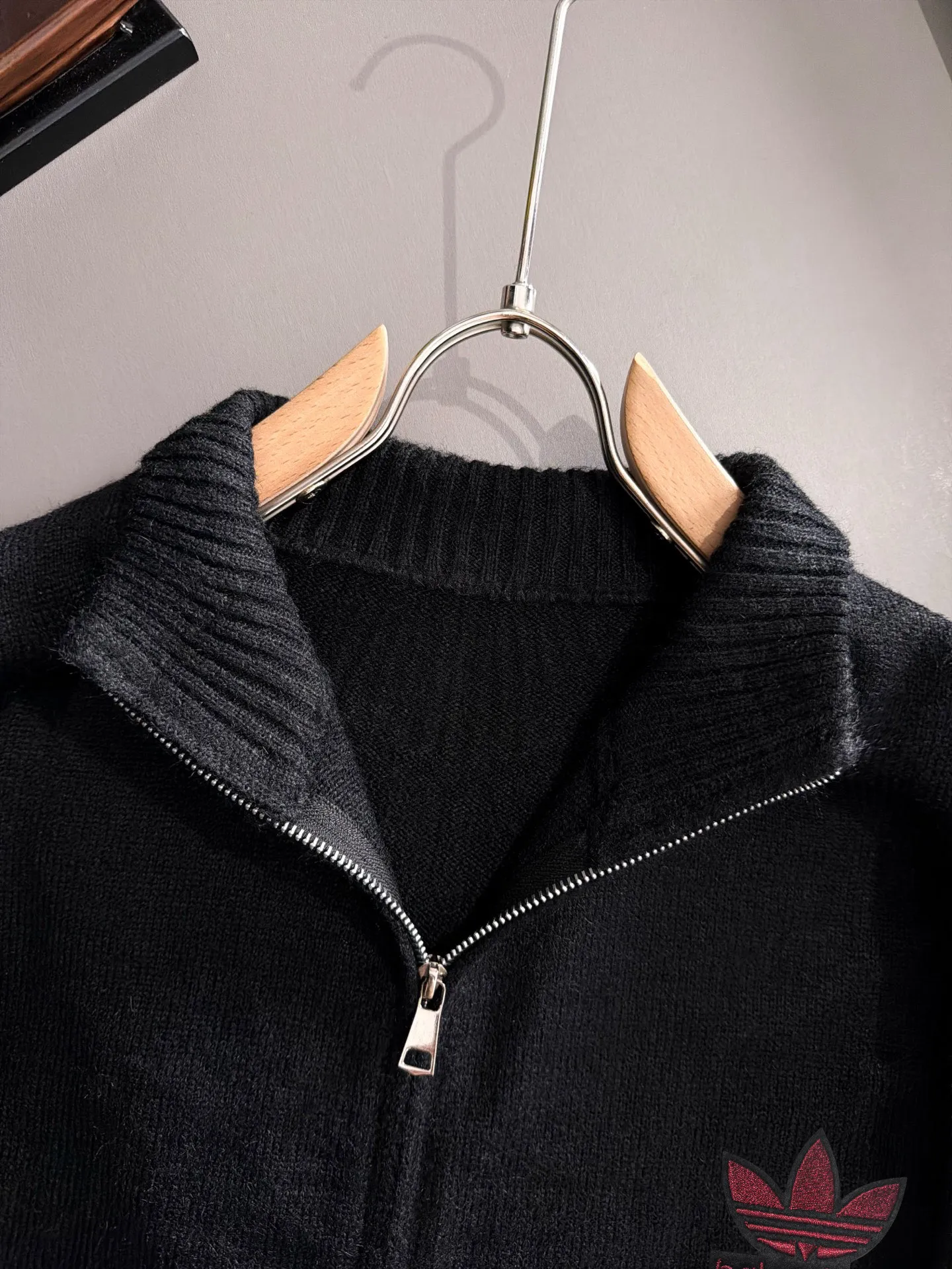 The latest knitted sweaters from Paris Clover's 2026 autumn and winter official website are on sale at the same time at Hot Sale! Specially made of wool blended fabric. It feels comfortable and can be directly in contact with the skin. The logo badge is exquisitely embroidered, which is extremely eye-catching! The details highlight the fashionable charm of big brands. Exquisite workmanship. Three-dimensional cutting style. The wearing effect is invincible and handsome! All three standards are complete! Sizes:M-4XL